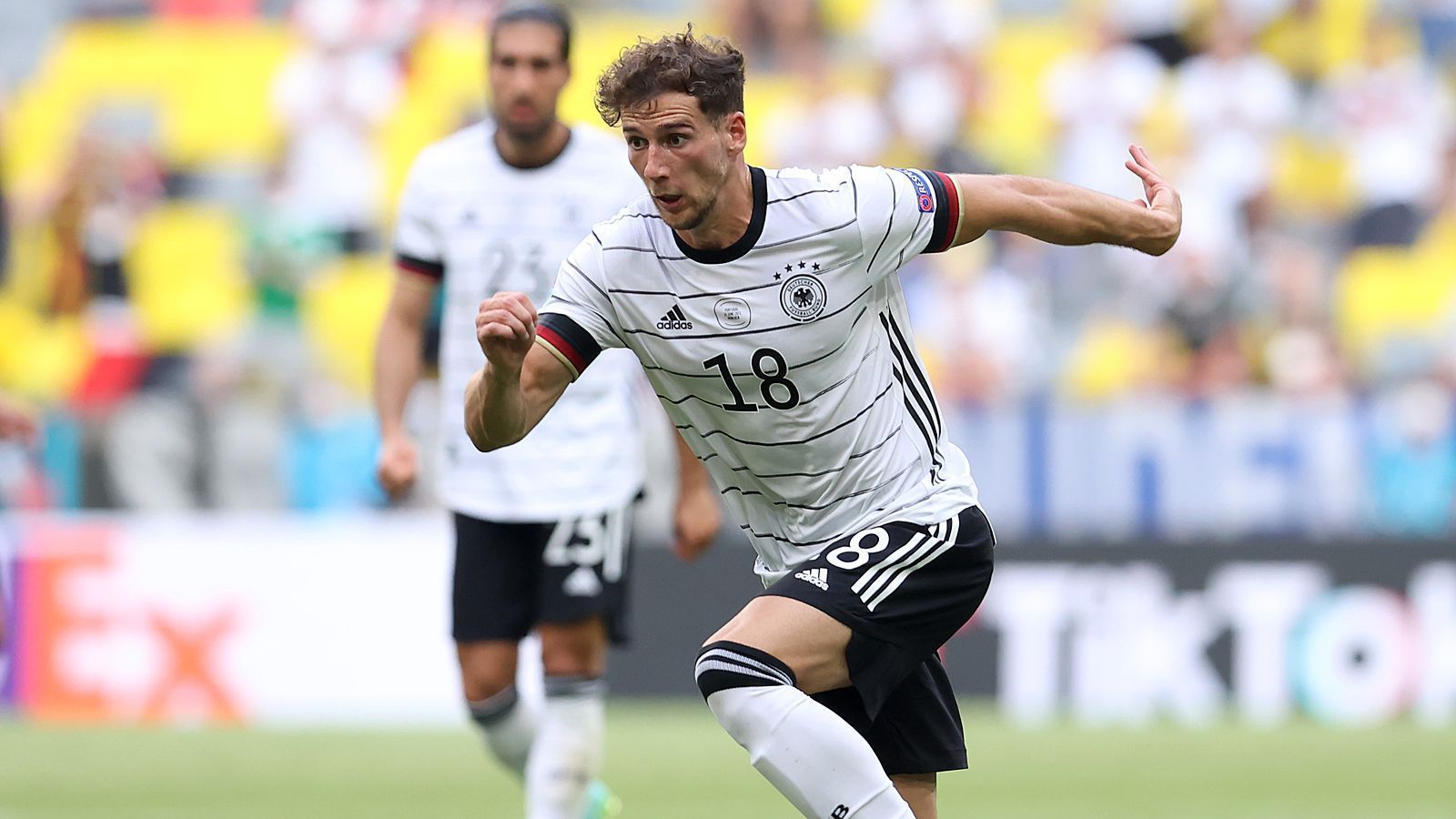 
                <strong>Mittelfeld/Angriff: Leon Goretzka</strong><br>
                &#x2022; Verein: FC Bayern München -<br>&#x2022; A-Länderspiele: 35<br>
              