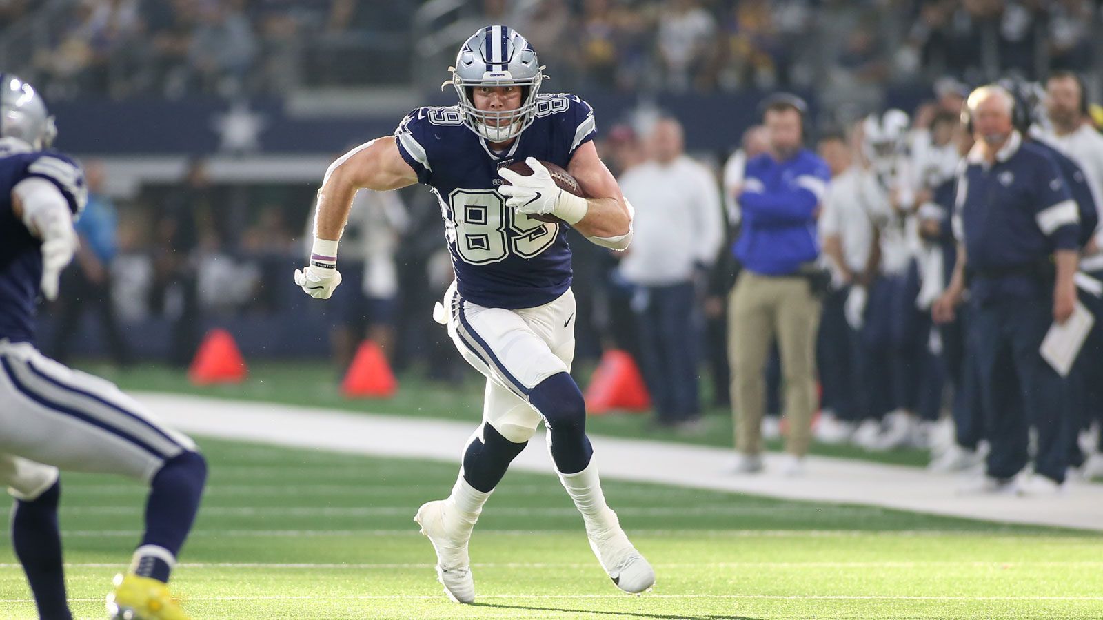 
                <strong>Blake Jarwin (Dallas Cowboys)</strong><br>
                Als wäre die knappe 17:20-Niederlage gegen die Los Angeles Rams nicht schon Strafe genug, müssen die Dallas Cowboys die restliche Saison ohne ihren Starting-Tight-End Blake Jarwin bestreiten. Nachdem sich Jarwin im zweiten Quarter am Knie verletzt hatte, bestätigte nun eine ausführliche Untersuchung die schlimmsten Befürchtungen: Der Tight End hat sich das Kreuzband gerissen und wird somit für die komplette Saison ausfallen. Mit Dalton Schultz und Sean McKeon haben die Cowboys noch zwei Tight Ends in ihrem Kader, allerdings kann keiner der beiden eine ähnliche Qualität wie Jarwin vorweisen. 
              