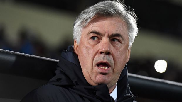 
                <strong>Carlo Ancelotti</strong><br>
                Immer mit der Ruhe: Carlo Ancelotti ist der wohl coolste Trainer der Bundesliga. Das beweist unter anderem ein Ritual, das der Italiener vor jedem Pflichtspiel pflegt: Während die meisten Trainerkollegen in den Stunden vor der Partie den Gegner studieren, geht Ancelotti schlafen - und zwar für genau 100 Minuten, wie die "Sport Bild" berichtet. Der 57-Jährige ist nicht der Einzige mit einem kuriosen Ritual vor dem Fußballspiel ...
              