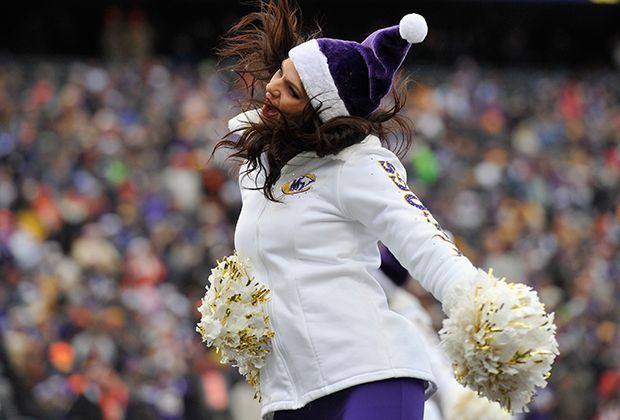 
                <strong>Minnesota Vikings</strong><br>
                Dafür ist die Stimmung bei den Minnesota Vikings nicht zu übersehen: In ungewohnt hochgeschlossener Jacke und mit violetter Weihnachtsmütze tanzen hier die Cheerleader.
              