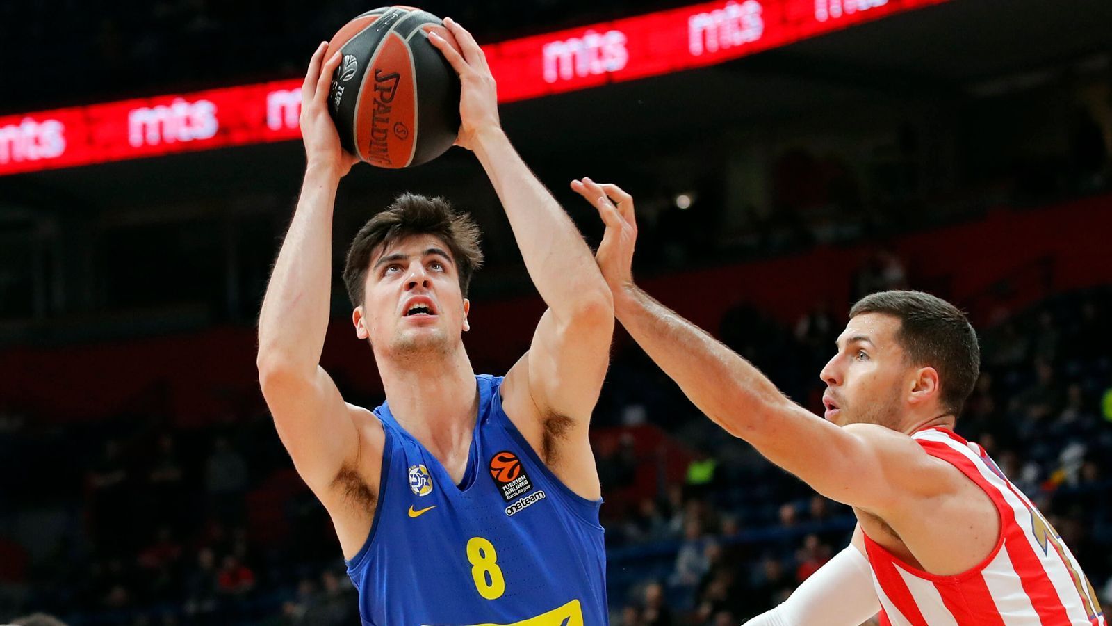 
                <strong>9. Pick - Washington Wizards: Deni Avdija, SG/SF </strong><br>
                Eines der spannendsten Talente im Draft. Wegen seiner Spielintelligenz und Erfahrung in der Euroleague wurde Deni Avdija sogar mit Mavericks-Superstar Luka Doncic verglichen. Ganz so beeindruckend ist Avdijas Resümee aber (noch) nicht. Doch zumindest gab auch der Israeli mit 16 Jahren sein Debüt für Topklub Maccabi Haifa und konnte seitdem Erfahrung gegen gestandene Profis sammeln. Er verfügt über eine gute Größe, einen soliden Sprungwurf und ist ein ordentlicher Verteidiger.   
              