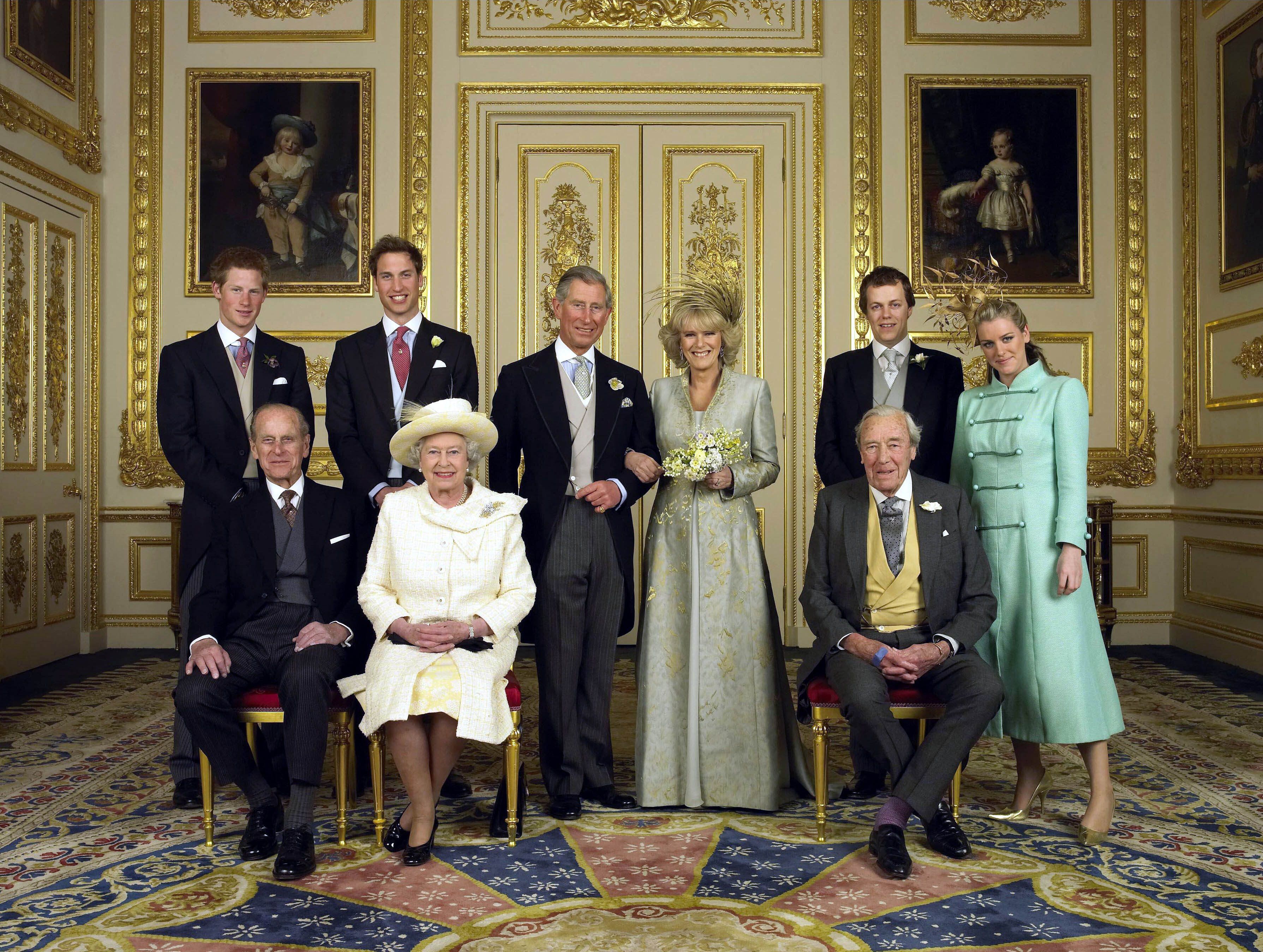 Prinz Charles und Herzogin Camilla am Tag ihrer Hochzeit, umgeben von ihren Familien.