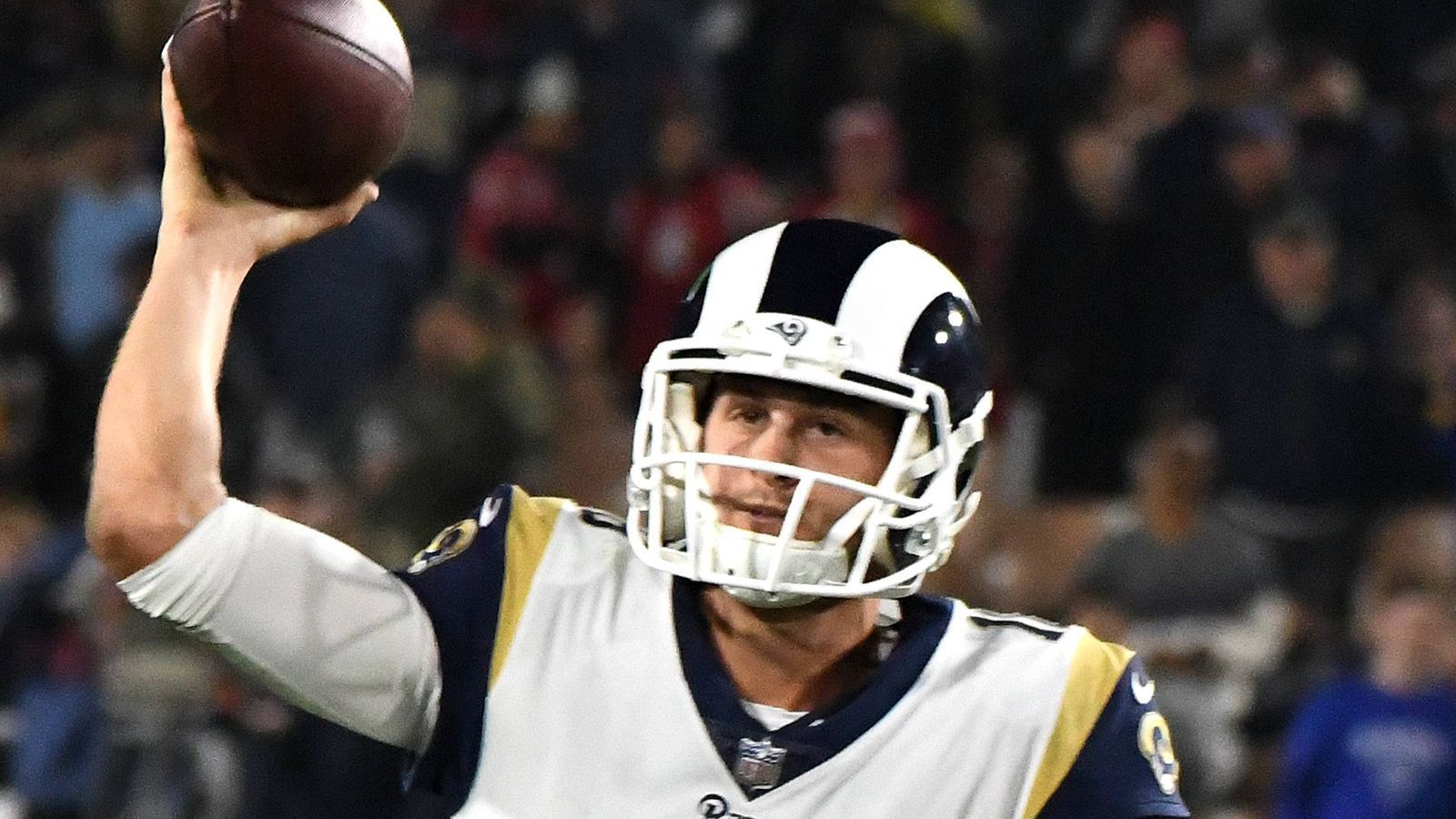 
                <strong>Jared Goff</strong><br>
                Er dürfte bald an der Reihe sein. Nach der anstehenden Saison hat er das dritte Jahr seines Rookie-Vertrags hinter sich und kann um einen neuen Vertrag verhandeln. So lange finanziert der Quarterback die finanziellen Anstrengungen seines Arbeitgebers. Er hatte 2016 als First-Overall-Pick einen Vertrag über knapp 28 Millionen Dollar unterschrieben. Im Schnitt sind es knapp sieben Millionen Dollar pro Jahr, 2018 betrögt die Base Salary rund drei Millionen Dollar.
              