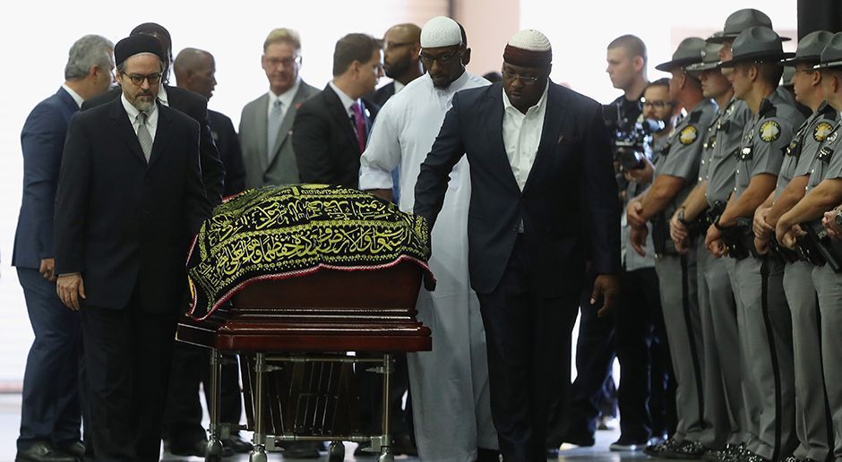 
                <strong>Muhammad Ali</strong><br>
                Die klassische muslimische Trauerfeier wurde im Kentucky Exposition Center abgehalten.
              
