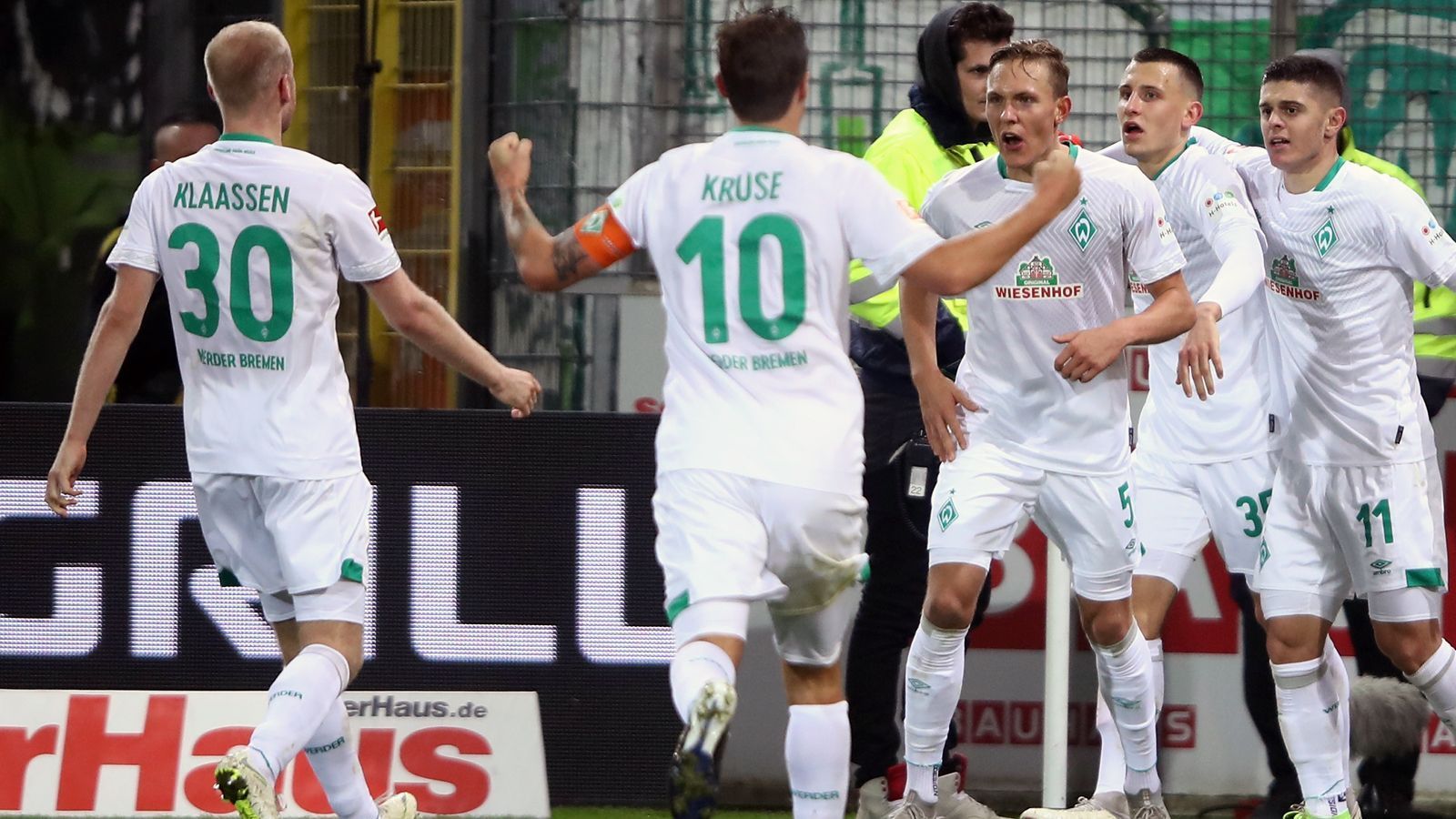 
                <strong>Platz 11 - SV Werder Bremen</strong><br>
                Durchschnittliches Gehalt: 1,026 Millionen Euro
              