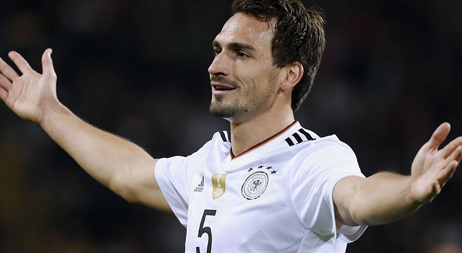 
                <strong>Mats Hummels</strong><br>
                Mats Hummels: Auch Hummels wackelte wie Höwedes zu Beginn etwas, fing sich dann aber schneller als sein Nebenmann. Zeigte anschließend seine Stärken im Spielaufbau und schaffte es immer wieder die dicht gestaffelte Abwehr der Aserbaidschaner mit öffnenden Steilpässen in Verlegenheit zu bringen. In der Defensive zeigte der 28-Jährige eine gewohnte starke Vorstellung. ran-Note: 2
              