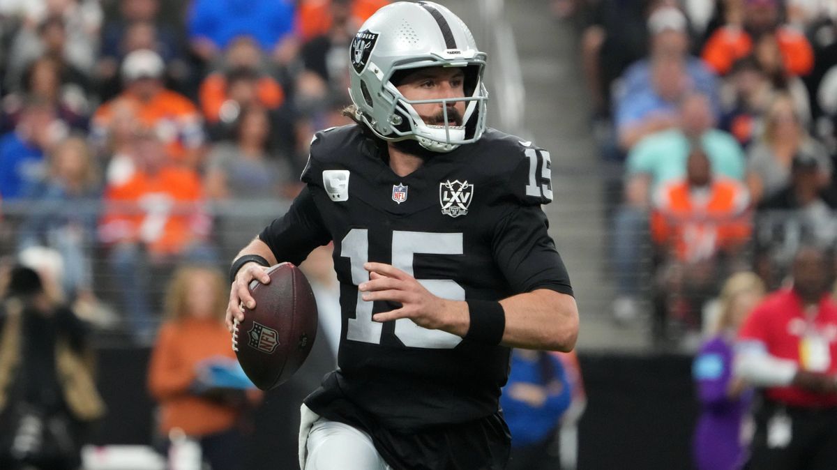 NFL, American Football Herren, USA Denver Broncos at Las Vegas Raiders Nov 24, 2024; Paradise, Nevada, USA; Las Vegas Raiders quarterback Gardner Minshew (15) throws the ball against the Denver Bro...