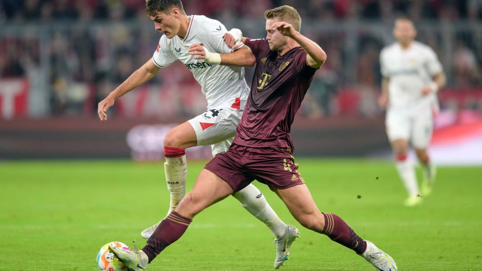 
                <strong>Matthijs de Ligt</strong><br>
                Ordentliche Vorstellung als Abwehrchef am Boden und in der Luft, unter anderem mit guter Rettungsaktion gegen Frimpong (12.). Insgesamt aber auch wenig gefordert. Scheitert zudem mit einem Distanzknaller an Hradecky (55.). ran-Note: 3
              