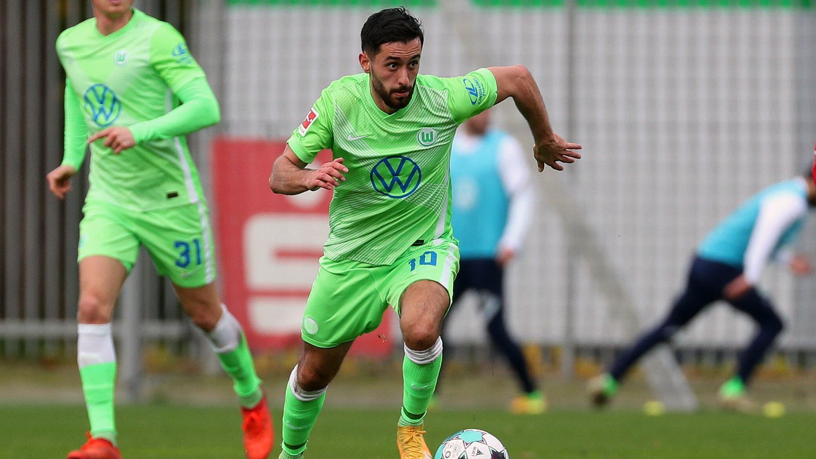 
                <strong>Yunus Malli (VfL Wolfsburg)</strong><br>
                Ganz anders stellt sich die Situation bei Wolfsburgs Yunus Malli dar. Der 28-jährige Türke soll und will die Niedersachsen noch in diesem Winter verlassen, um seine Chancen auf eine EM-Teilnahme zu wahren. Laut "Bild" dürfte es den gebürtigen Kasseler in die Türkei ziehen und zwar zu Trabzonspor. Dem Bericht nach gibt es schon eine Einigung zwischen dem Spielmacher und dem Süper-Lig-Klub. Mallis Vertrag beim VfL läuft ohnehin nur mehr bis zum Sommer und Trainer Oliver Glasner machte ihm zuletzt auch öffentlich kaum Hoffnung auf regelmäßige Einsätze. Laut Glasner gibt es auf Mallis Position im VfL-Kader gleich sechs Konkurrenten, weshalb er in der laufenden Saison nur 63 Minuten auf dem Feld. Zuvor war Malli bereits an Union Berlin verliehen. 
              