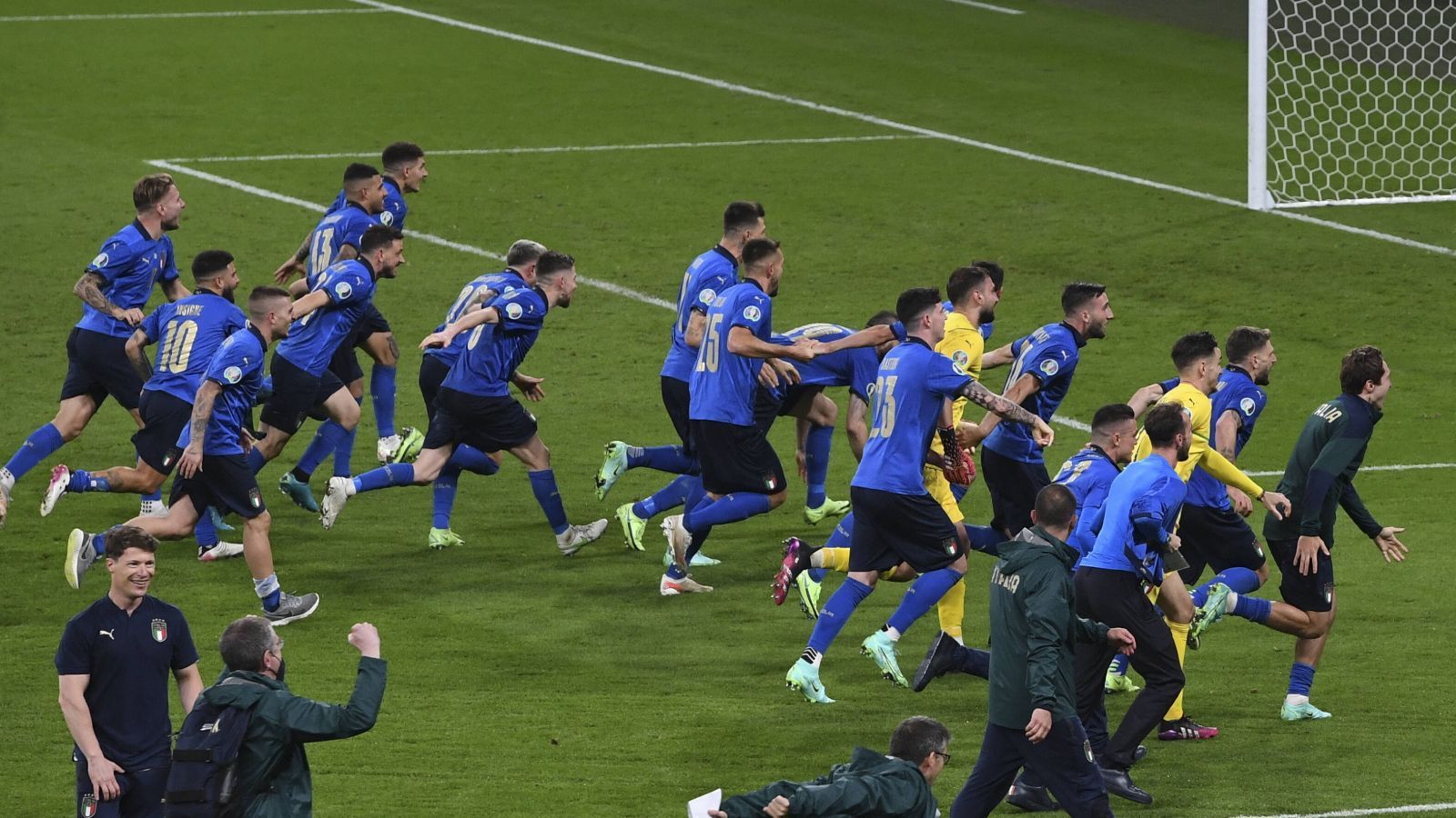 
                <strong>Kronen Zeitung (Österreich)</strong><br>
                "Mehr als 53 Jahre nach dem bislang letzten EM-Gewinn kürte sich mit Giorgio Chiellini, Ciro Immobile und Co. wieder ein italienisches Team zum Europameister. In einem packenden Finale im Wembley Stadion setzte sich Italien gegen 'Hausherr' England durch - via hochdramatischem Elfmeter-Schießen!"
              