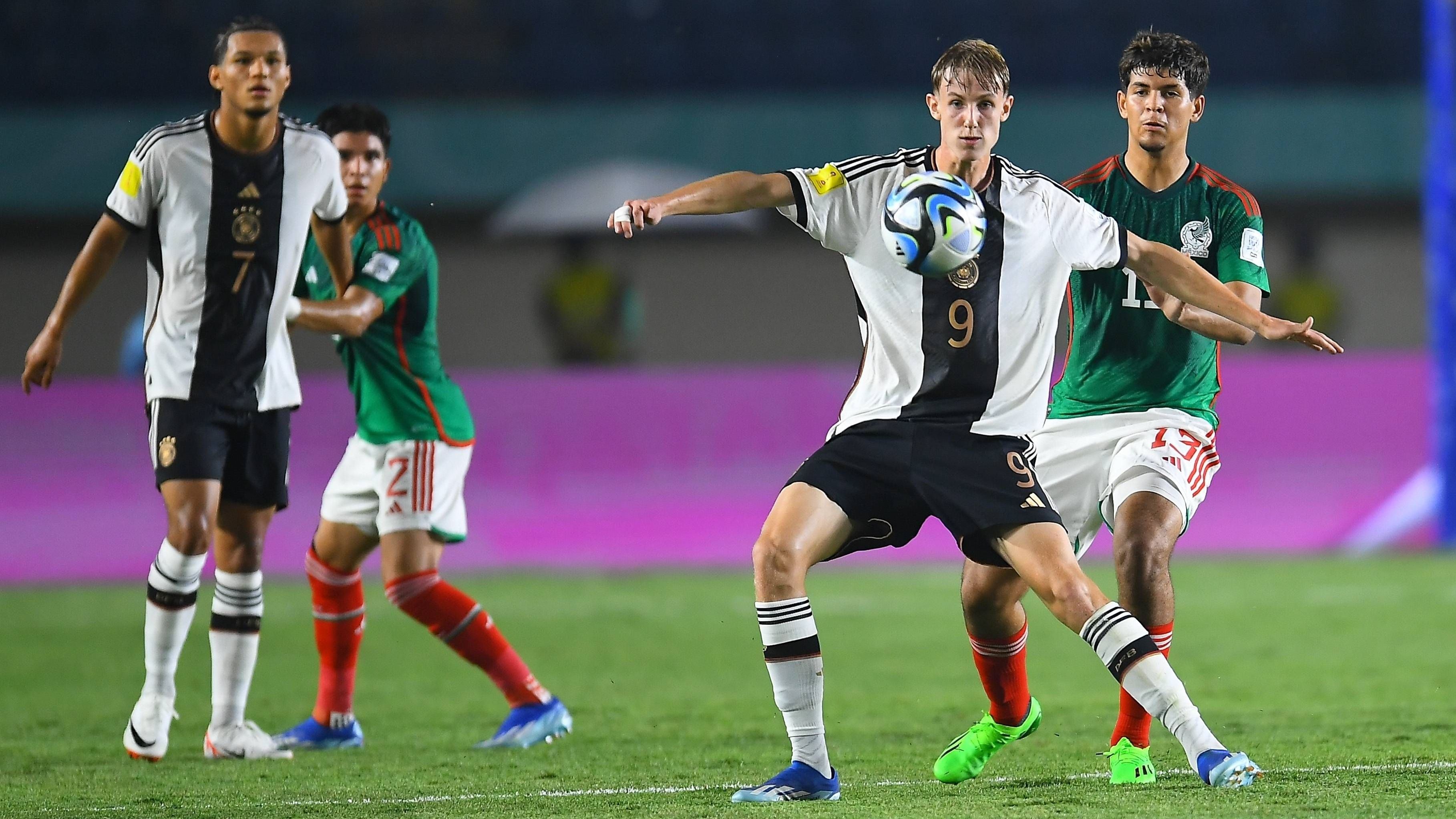 <strong>U17-Weltmeisterschaft: Die Zweitnamen deutschen Youngster</strong><br>Die deutsche U17-Nationalmannschaft ist nach einem Sieg im Elfer-Krimi gegen Frankreich erstmals Weltmeister. Dabei musste das Team um Trainer Christian Wück aufgrund eines Platzverweises ab der 69. Minute mit einem Mann weniger auskommen.&nbsp;<em><strong>ran</strong></em> wirft einen Blick auf die Stars von Morgen.