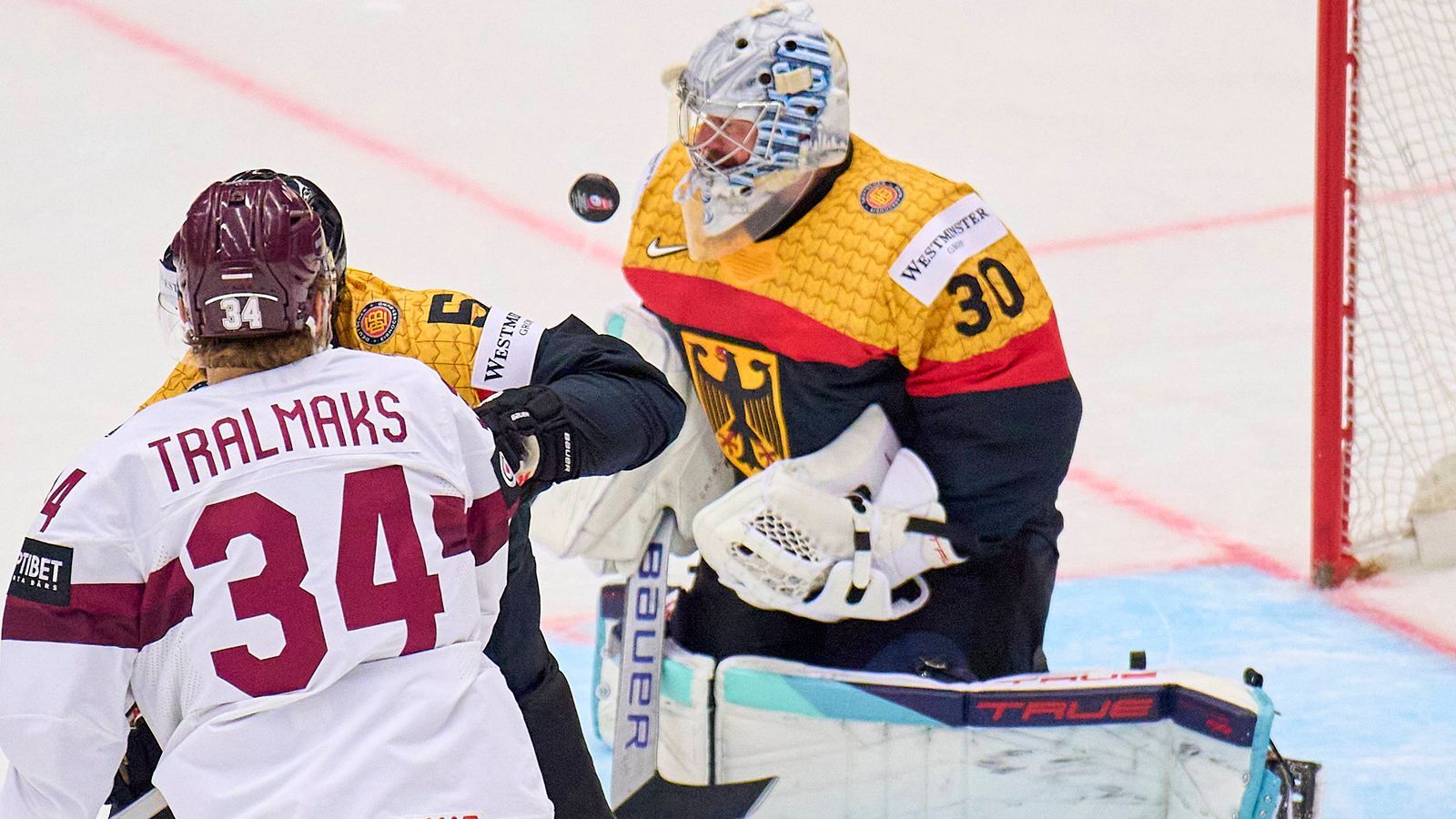 <strong>Torhüter</strong><br>Trotz seiner Auswechslung gegen Schweden erhält erneut Philipp Grubauer das Vertrauen im deutschen Tor. Immer wieder muss er unangenehme, verdeckte Schüssen der Letten abwehren, bleibt aber gewohnt ruhig. Beim einzigen Gegentreffer ohne Chancen. Fürs Selbstvertrauen und den weiteren Turnierverlauf unheimlich wichtig!