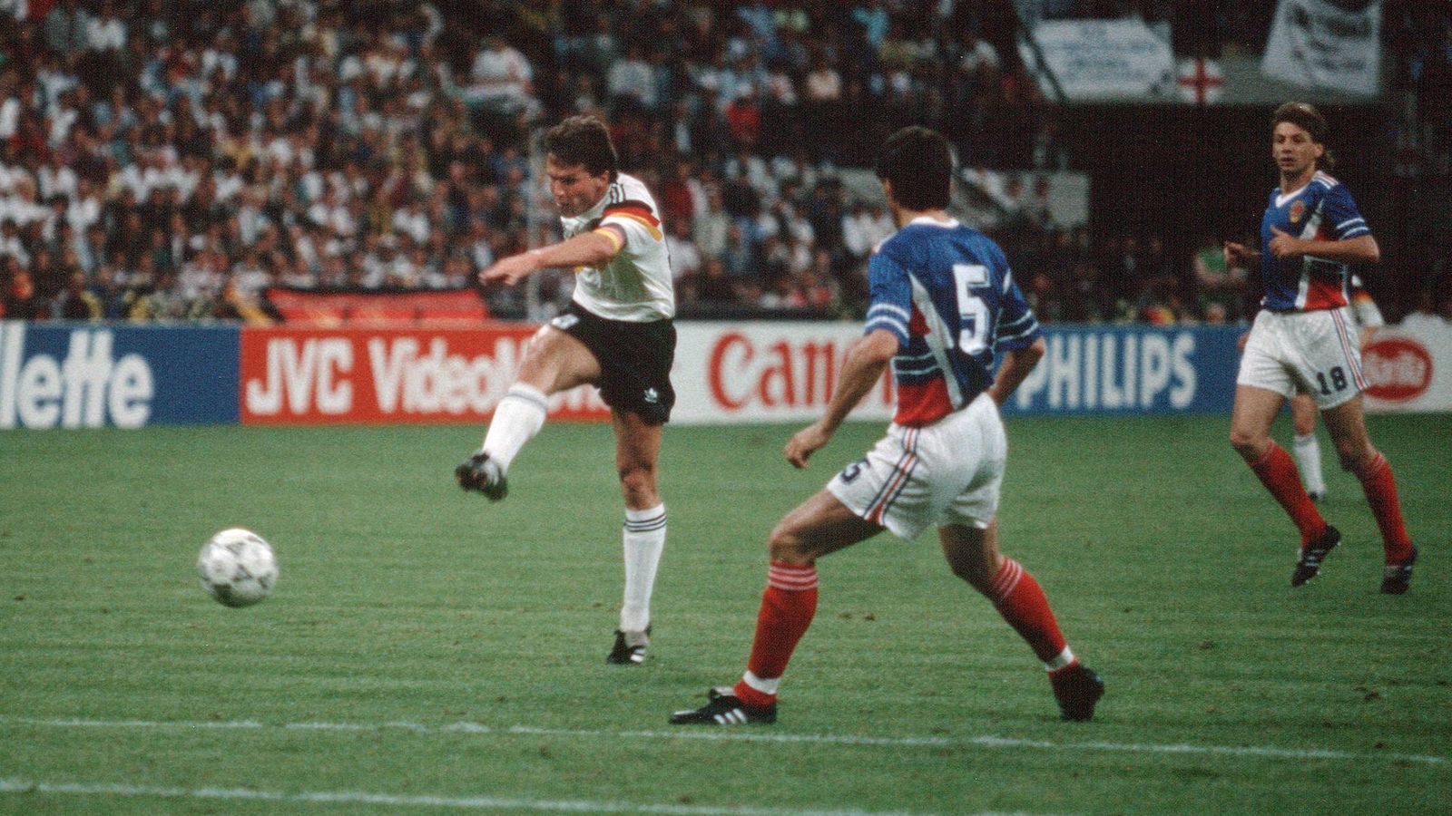 
                <strong>1990 in Italien (Weltmeister)</strong><br>
                Was für ein Start: Die DFB-Auswahl untermauert beim 4:1 gegen Jugoslawien ihre Titelambitionen eindrucksvoll. Lothar Matthäus drückt dem Spiel seinen Stempel auf und trifft doppelt.
              