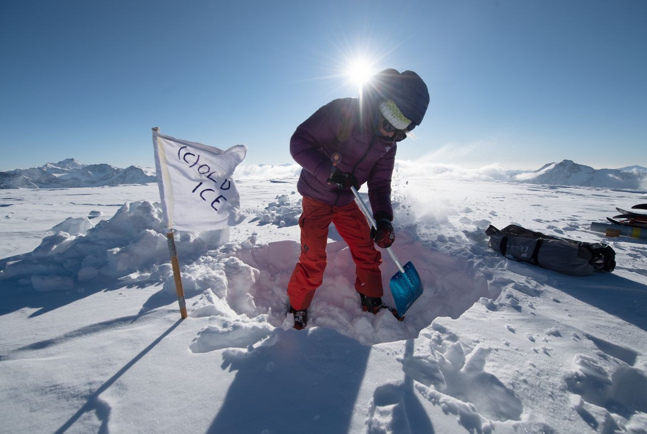 Vor der Bohrprobe steht die Kraftprobe: Damit die Forscherin ans Eis des Kaunertaler Gletschers kommt, muss sie zuerst Schnee schaufeln.