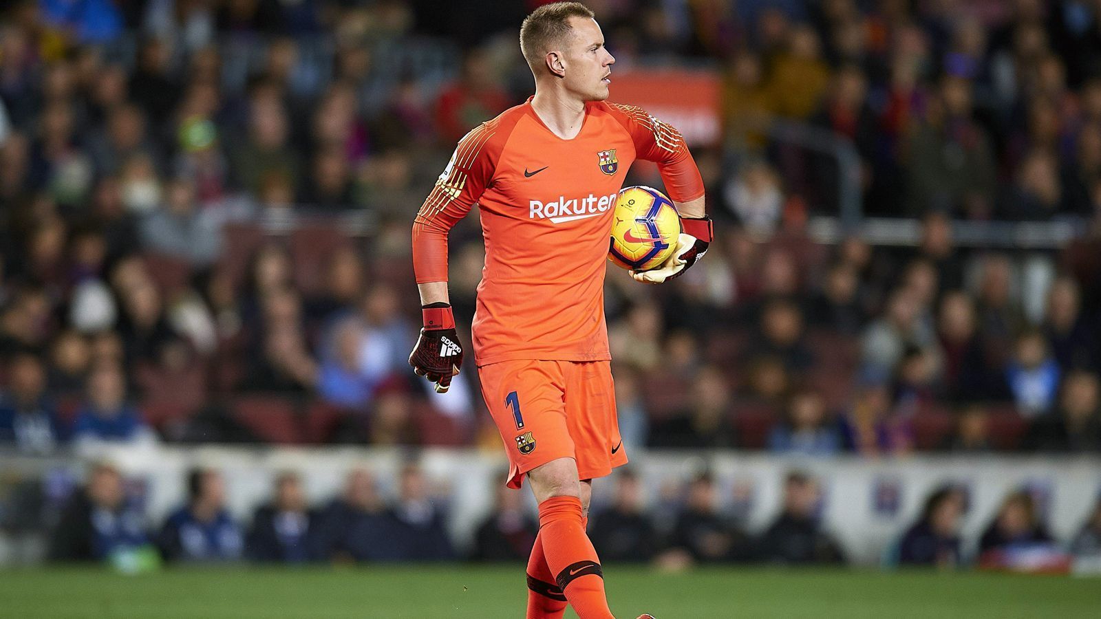 
                <strong>100 Siege! Marc-Andre ter Stegen erreicht La-Liga-Meilenstein</strong><br>
                Mit dem 3:1-Sieg des FC Barcelona gegen Leganes haben die Katalanen die Tabellenführung in La Liga erneut behauptet - und Torhüter Marc-Andre ter Stegen einen Karriere-Meilenstein erreicht. Der frühere Gladbacher feierte seinen 100. Sieg in La Liga und ist damit der erste deutsche Keeper, der diese Marke in Spaniens Fußball-Oberhaus erreichte. (Quelle: optafranz/twitter)
              