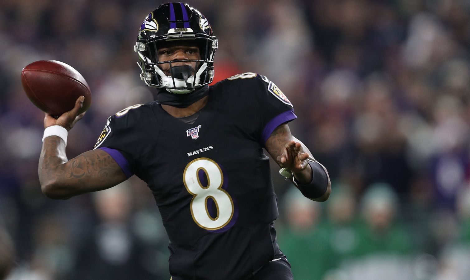 
                <strong>Quarterback: Lamar Jackson (Baltimore Ravens) </strong><br>
                Der 22-Jährige zeigte gegen die New York Jets erneut, warum er als MVP gehandelt wird und führte die Ravens mit starken 212 Yards und fünf Touchdown-Pässen zum 42:21-Erfolg. Als Kapitän des Fantasy Teams verdoppelt der Ravens-Star seine Punktzahl.Gesamtpunktzahl: 92 
              