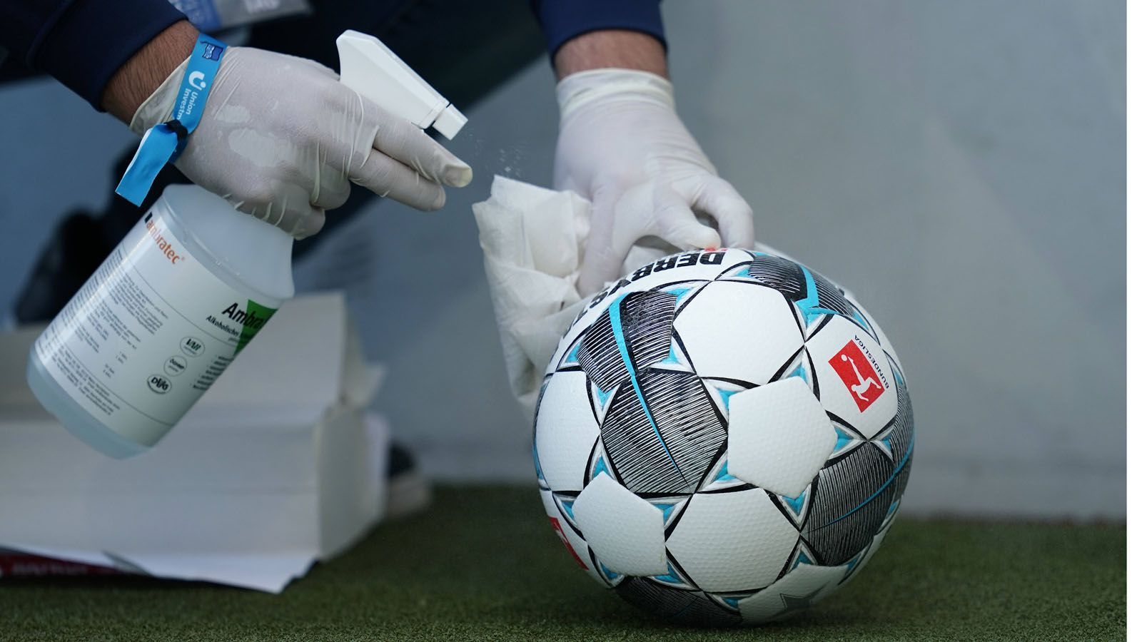 
                <strong>Die kuriosen Bilder des Bundesliga-Restarts</strong><br>
                Außerdem wird natürlich auch der Ball desinfiziert, um jegliches Infektionsrisiko auszuschließen.
              