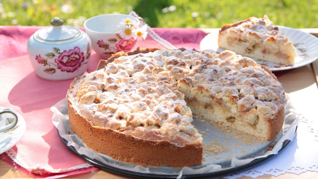 Leckerer Rhabarberkuchen mit Streuseln - ein Sonntagstraum auf dem Kaffeetisch!