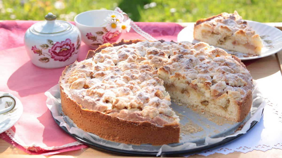 Leckerer Rhabarberkuchen mit Streuseln