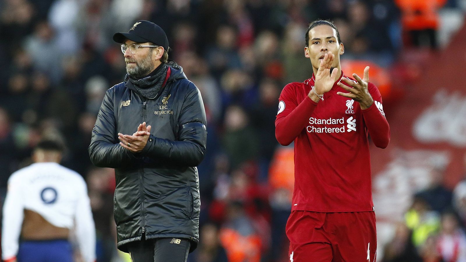 
                <strong>Virgil van Dijk (FC Liverpool)</strong><br>
                85 Mio. für einen Innenverteidiger - wir alle haben die Schlagzeilen noch vor Augen. Und alle wurden wir Lügen gestraft. "VvD" ist wohl noch viel mehr wert und hat Liverpool im Nichts erobert.  
              