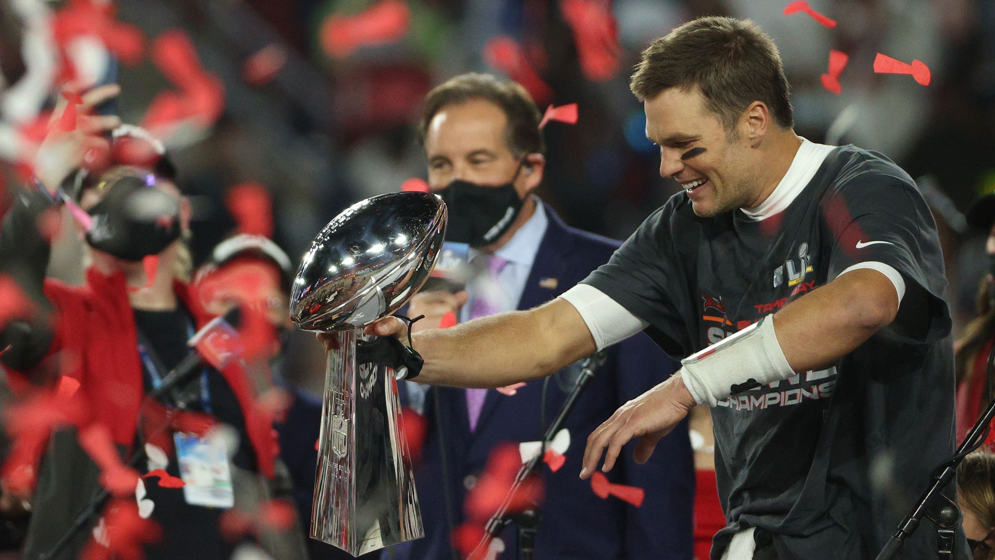 
                <strong>Seinen Trophäenschrank neu sortieren</strong><br>
                Langsam, aber sicher sollte es eng werden. Mit dem Sieg im Super Bowl 55 hat sich Tom Brady seine siebte Trophäe gesichert. Gut möglich, dass der 43-Jährige seine Vitrine nun erst einmal neu sortieren muss. Einen Platz wird er aber mit Sicherheit noch finden. 
              