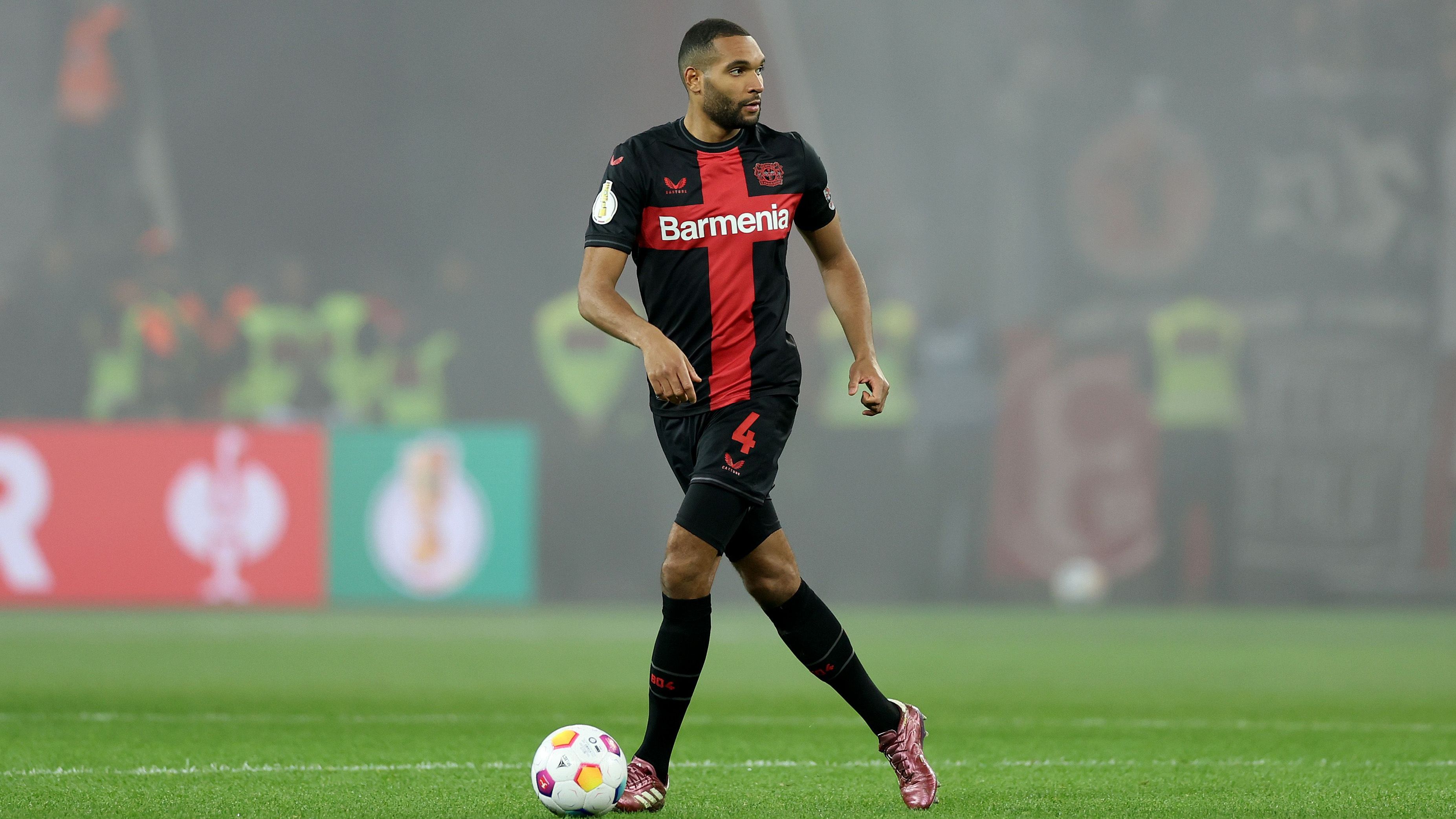 <strong>Jonathan Tah</strong><br>Es hat eine halbe Ewigkeit gedauert, bis Jonathan Tah endlich den Schritt zu einem echten Top-Spieler gelang. Viel wichtiger ist aber, dass er ihn gemacht hat. Tah ist der Stabilisator im Zentrum der Dreierkette und hat eine überragende Passquote von 94,4 Prozent. Der Innenverteidiger hielt auch den Laden zusammen, als seine Nebenmänner beim Afrika-Cup weilten.&nbsp;