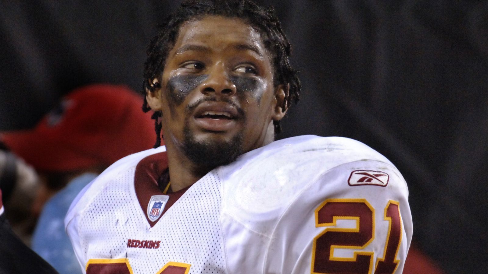 
                <strong>Washington Football Team</strong><br>
                21 Sean Taylor (Foto), 33 Sammy Baugh, 49 Bobby Mitchell.
              