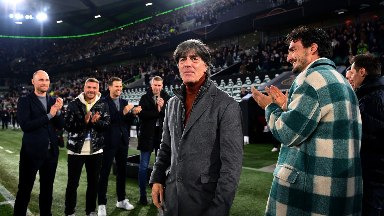 
                <strong>Vor Deutschland vs. Liechtenstein: Der Abschied von Ex-Bundestrainer Joachim Löw</strong><br>
                Dann betritt Löw den Platz. Durch ein Spalier der alten Weggefährten Per Mertesacker, Miroslav Klose, Lukas Podolski, Mario Gomez, Benedikt Höwedes, Sami Khedira, Julian Draxler sowie Teammanager Oliver Bierhoff macht er sich auf den Weg auf das Grün. 
              