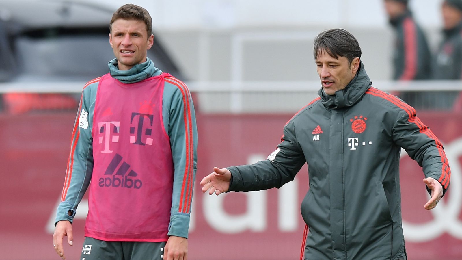 
                <strong>Niko Kovac</strong><br>
                Auch Niko Kovac scheiterte an Thomas Müller. Er setzte auf Star-Einkauf Philippe Coutinho und machte den Fehler, Müller öffentlich zu demütigen. "Wenn Not am Mann sollte, wird er mit Sicherheit auch seine Minuten bekommen", sagte Kovac. Der "Notnagel" biss sich zwar auf die Zunge und verkündete kurz angebunden: "Nothing to say - wie die Engländer sagen." Doch kurze Zeit später berichtete die "Sport Bild" über Abschiedsgedanken von Müller. Auch andere Spieler kamen mit Kovac nicht klar.
              