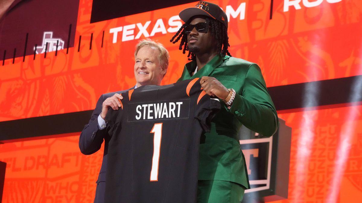 NFL, American Football Herren, USA NFL Draft Apr 24, 2025; Green Bay, WI, USA; NFL commissioner Roger Goodell with Texas A&M Aggies defensive end Shemar Stewart after her is selected by the Cincinn...