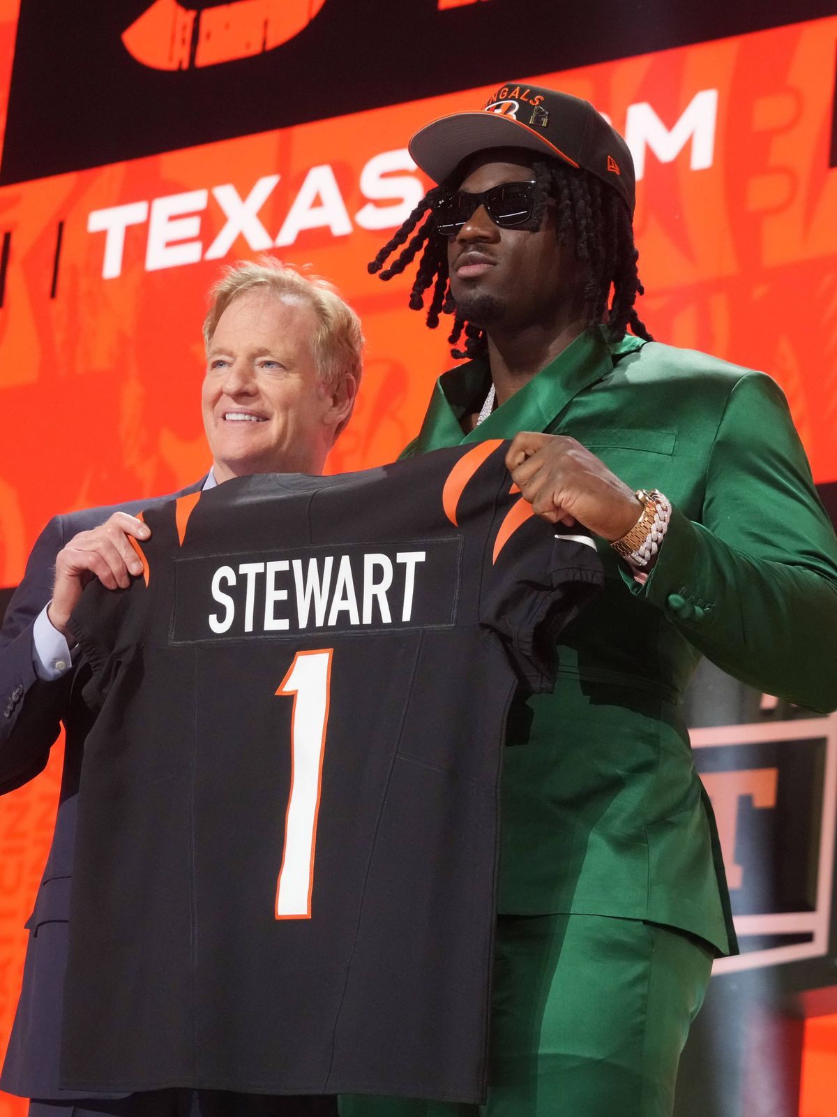 NFL, American Football Herren, USA NFL Draft Apr 24, 2025; Green Bay, WI, USA; NFL commissioner Roger Goodell with Texas A&M Aggies defensive end Shemar Stewart after her is selected by the Cincinn...