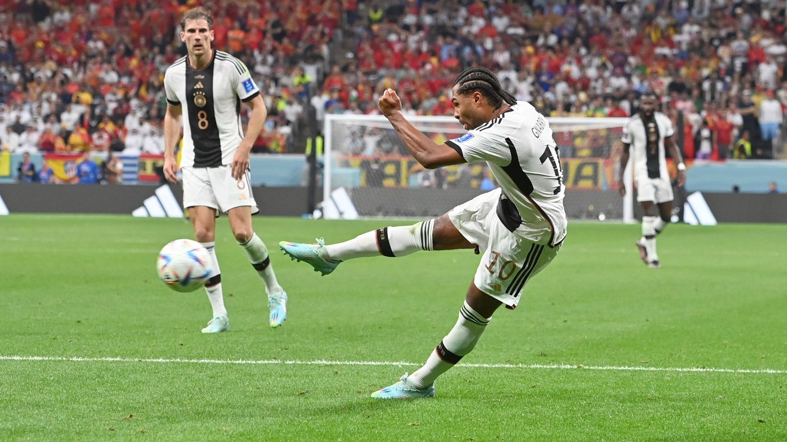 
                <strong>De Telegraaf (Niederlande)</strong><br>
                "Deutschland lebt noch, nachdem es Spanien entkommen ist. Durch das Unentschieden ist ein Platz im Achtelfinale noch möglich, denn ein Sieg im letzten Spiel gegen Costa Rica scheint fürs Weiterkommen auszureichen."
              