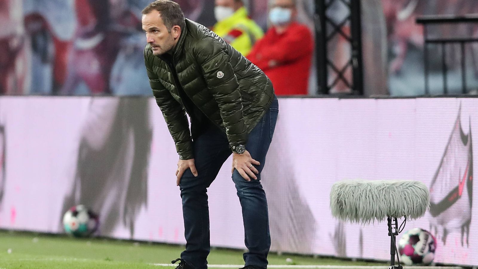 
                <strong>30 . September 2020: Manuel Baum übernimmt</strong><br>
                Wagners Nachfolger wird Manuel Baum, bis dato U18-Trainer beim DFB. Gleich der erste Auftritt geht allerdings wieder schief: 0:4 heißt es bei RB Leipzig. 
              