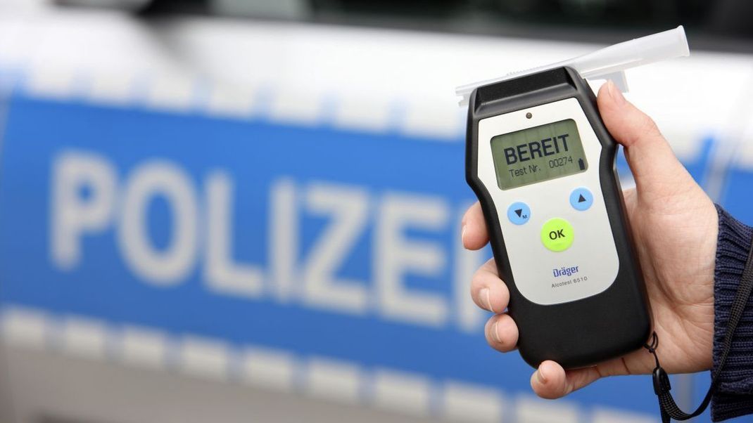 In Polizei-Kontrollen wird der Alkoholwert im Atem mit Messgeräten festgestellt.