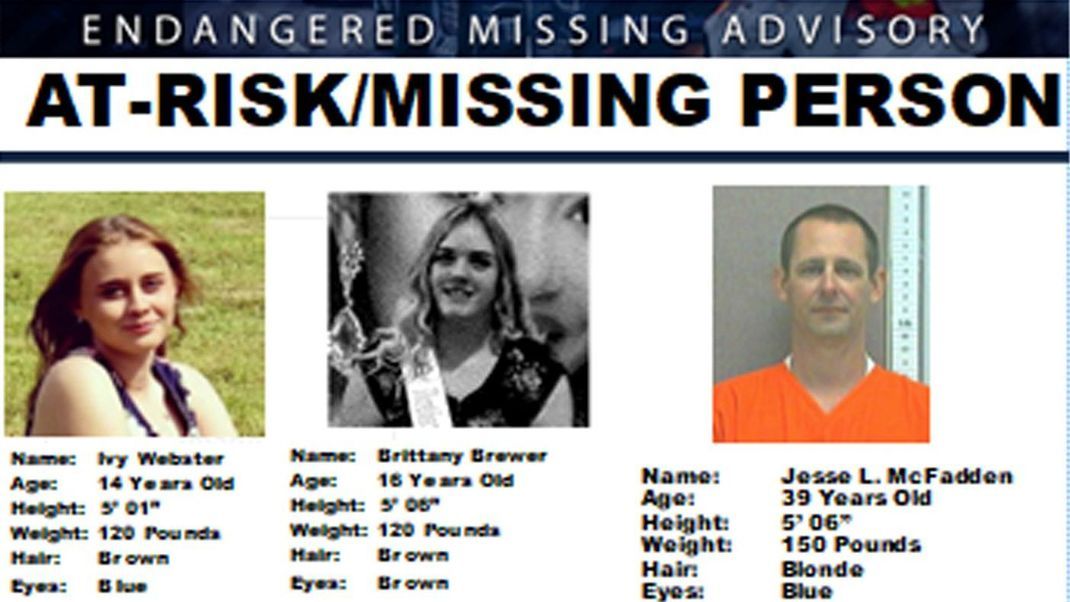 Dieses von der Oklahoma Highway Patrol zur Verfügung gestellte Vermisstenplakat zeigt die 14-jährige Ivy Webster, links, die 16-jährige Brittany Brewer, Mitte, und Jesse McFadden, die am Montag, dem 1. Mai 2023, als vermisst gemeldet wurden. 