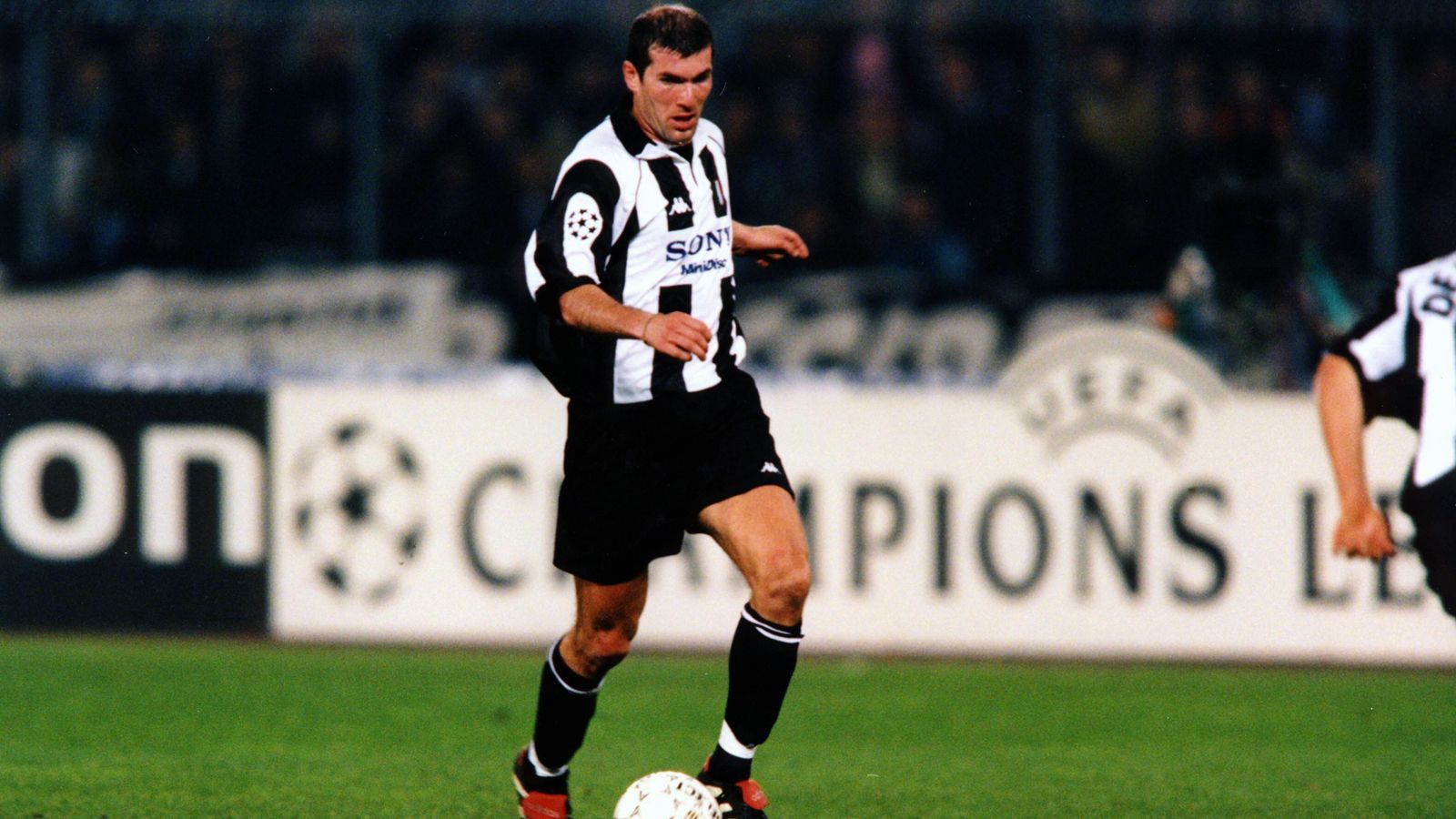 
                <strong>Mittelfeld - Zinedine Zidane</strong><br>
                Von Ancelotti trainiert bei: Juventus TurinPflichtspiele unter Ancelotti: 90 (elf Tore)
              