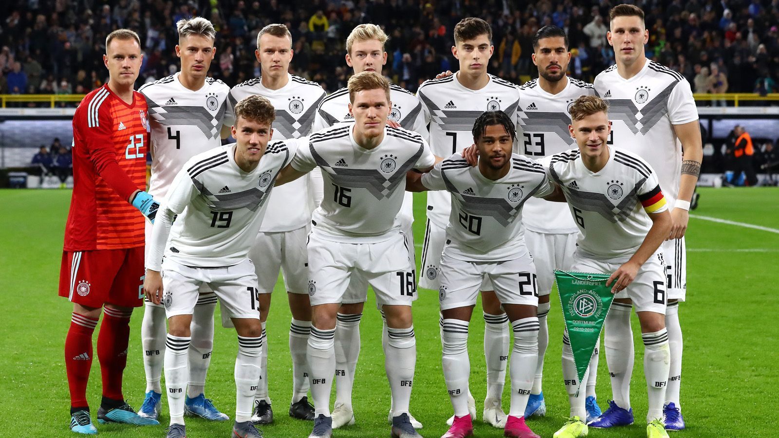 
                <strong>Das DFB-Team gegen Argentinien in der Einzelkritik</strong><br>
                Mit vielen Debütanten zeigt das DFB-Team gegen Argentinien ein Spiel mit zwei völlig verschiedenen Halbzeiten: Während die erste Hälfte ein eindrucksvoller Sturmlauf ist, wird die Schlussphase zum Denkzettel. Die ran-Noten für die deutschen Spieler.
              