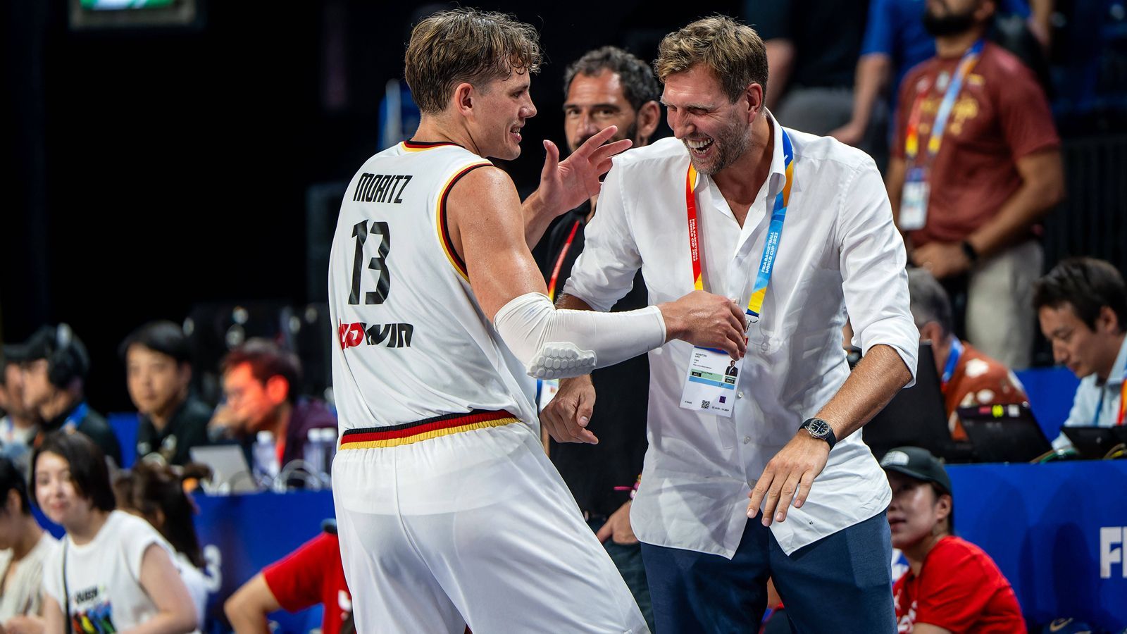 <strong>USA: NBC</strong><br>"Einen schönen Sommer, Deutschland!&nbsp;Dirk Nowitzki wurde in die Hall of Fame des Basketballs aufgenommen, und nun steht sein Heimatland an der Spitze der Basketball-Welt."