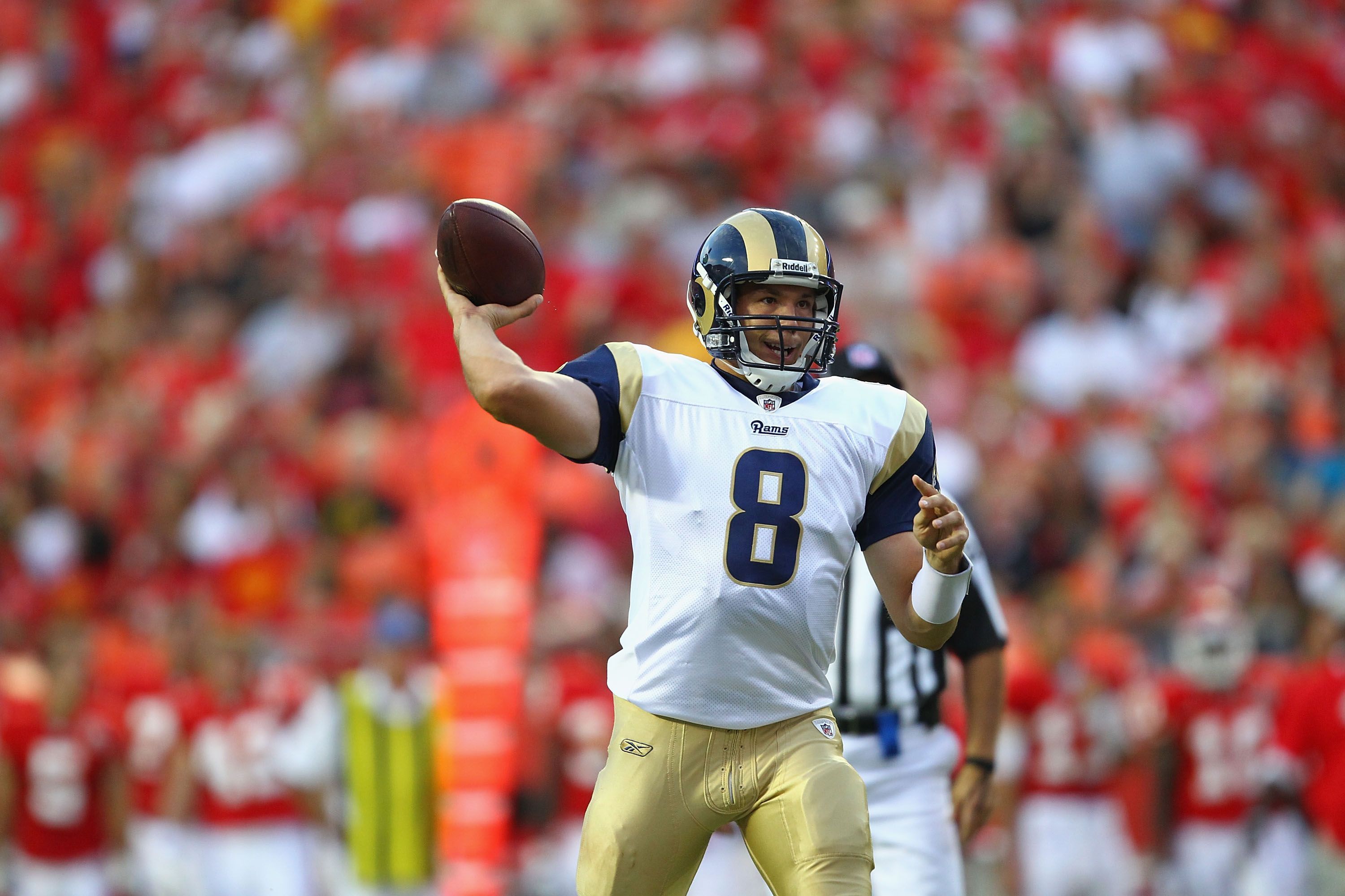 
                <strong>Sam Bradford (St. Louis Rams, 2010)</strong><br>
                Auch Bradford war sofort zur Stelle, machte bei den St. Louis Rams 2010 als Rookie den Starter. Vier Jahre war er bei den Rams die Nummer eins (wenn er fit war), danach spielte er für die Eagles und die Vikings, wo er sich erneut schwer verletzte. 2018 war er Backup bei den Cardinals. Im Moment Free Agent.
              