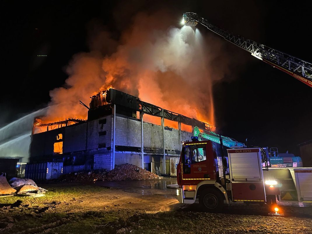 Fast 150 Feuerwehrleute waren den Angaben zufolge für die Löscharbeiten an einer Sporthalle im Einsatz.