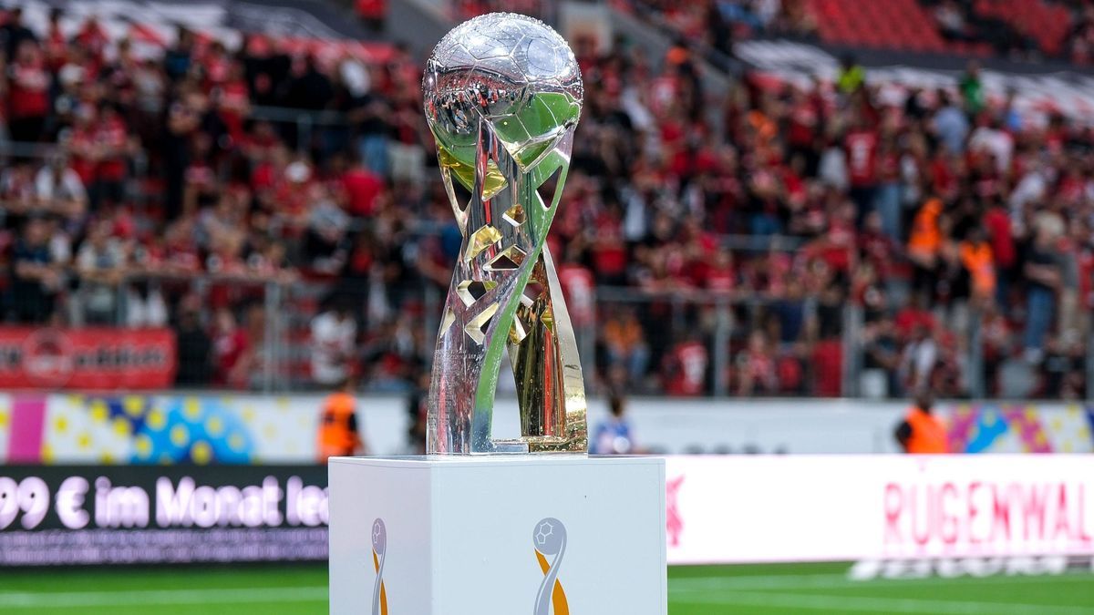 Die Supercup trophaee, GER, Bayer 04 Leverkusen gegen VfB Stuttgart, Fussball, DFL-Supercup, 17.08.2024. DFL DFB REGULATIONS PROHIBIT ANY USE OF PHOTOGRAPHS as IMAGE SEQUENCES and or QUASI-VIDEO. G...