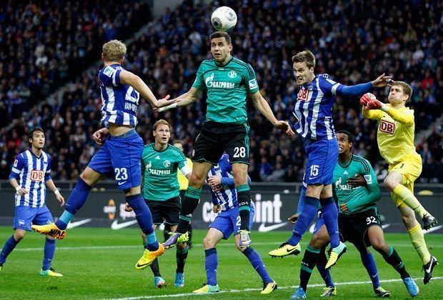 
                <strong>Hertha BSC - FC Schalke 04 0:2</strong><br>
                Kevin-Prince Boateng reist mit den "Königsblauen" zu seinem Ex-Verein in die Hauptstadt. Nach einer guten Phase der Herthaner geht die Gastmannschaft in Führung. Ádám Szalai kann nach einer Aogo-Ecke einköpfen
              