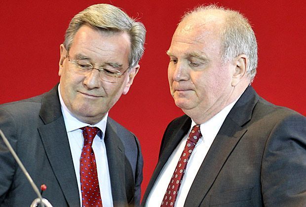
                <strong>Nachfolger und Vorgänger</strong><br>
                "Lieber Uli, du hast eine tolle Familie, du hast aber auch eine Familie, die zu dir steht in unserem Klub. Für die dir bevorstehende, sehr schwere Zeit wünschen wir dir alle Kraft", sagte Hopfner. Uli Hoeneß bedankt sich bei seinem Nachfolger für dessen nette Worte.
              