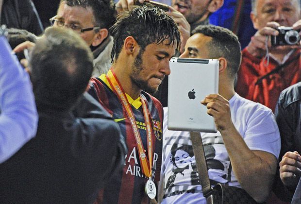 
                <strong>Copa-del-Rey-Finale 2013/2014</strong><br>
                Die Enttäuschung steht den Barca-Spielern im Gesicht: Für die Katalanen bleibt nach der 1:2-Niederlage im Copa del Rey nur die Silbermedaille als Andenken.
              
