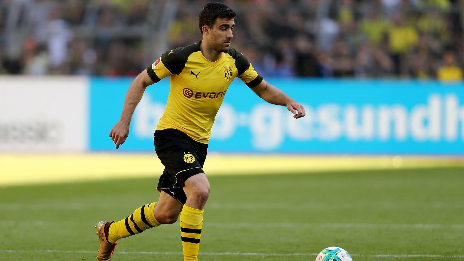 
                <strong>Platz 7 - Sokratis Papastathopoulos</strong><br>
                &#x2022; Ablösesumme: 16 Millionen Euro<br>&#x2022; Aufnehmender Verein: FC Arsenal<br>&#x2022; Abgebender Verein: Borussia Dortmund<br>&#x2022; Alter zum Zeitpunkt des Transfers: 30 Jahre (Juli 2018)<br>
              