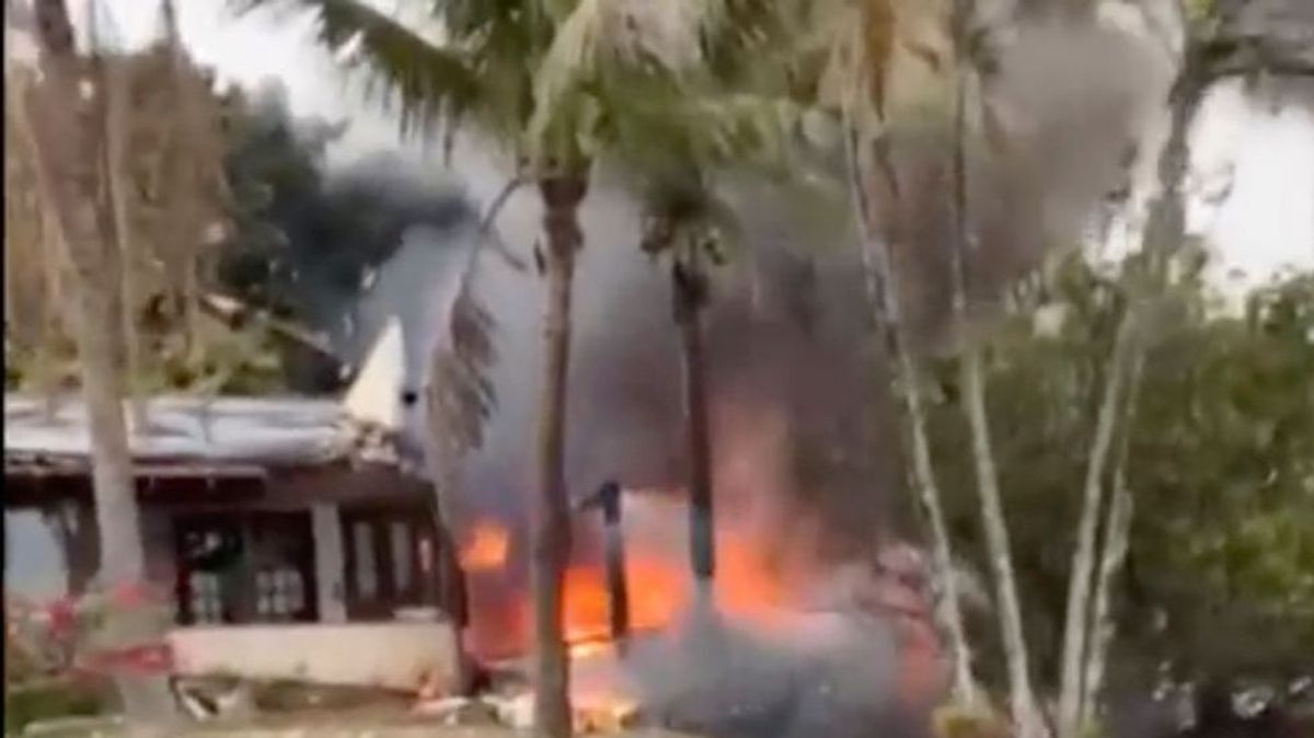 9. August 2024, Brasilien, Vinhedo: Dieser Ausschnitt aus einem Video zeigt das Feuer nach dem Absturz eines Flugzeugs in Vinhedo im Bundesstaat Sao Paulo neben einem Haus. 