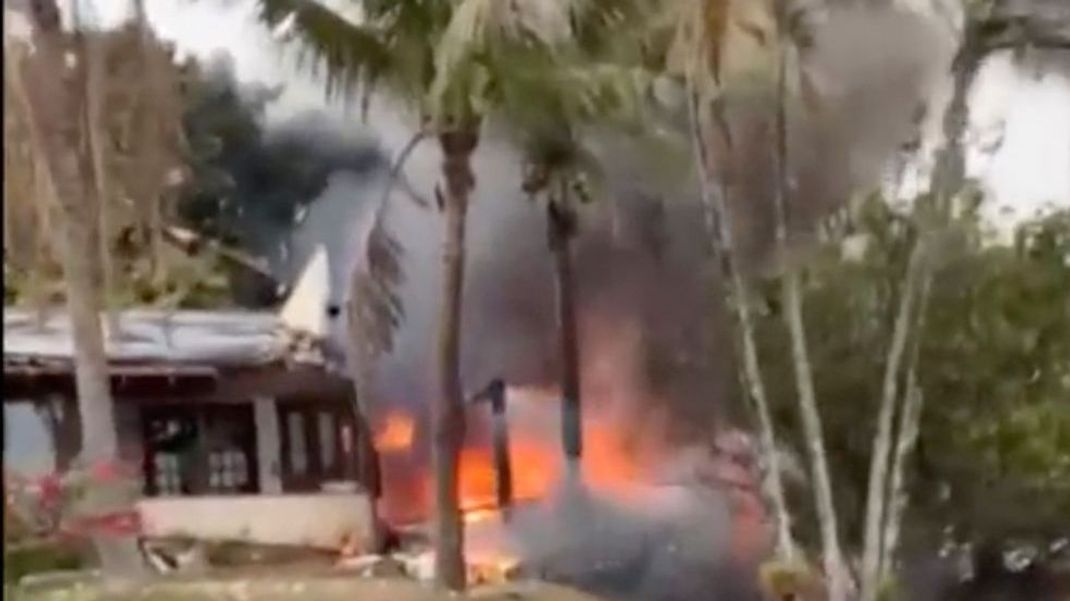 9. August 2024, Brasilien, Vinhedo: Dieser Ausschnitt aus einem Video zeigt das Feuer nach dem Absturz eines Flugzeugs in Vinhedo im Bundesstaat São Paulo neben einem Haus.