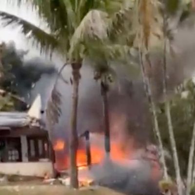 9. August 2024, Brasilien, Vinhedo: Dieser Ausschnitt aus einem Video zeigt das Feuer nach dem Absturz eines Flugzeugs in Vinhedo im Bundesstaat Sao Paulo neben einem Haus. 