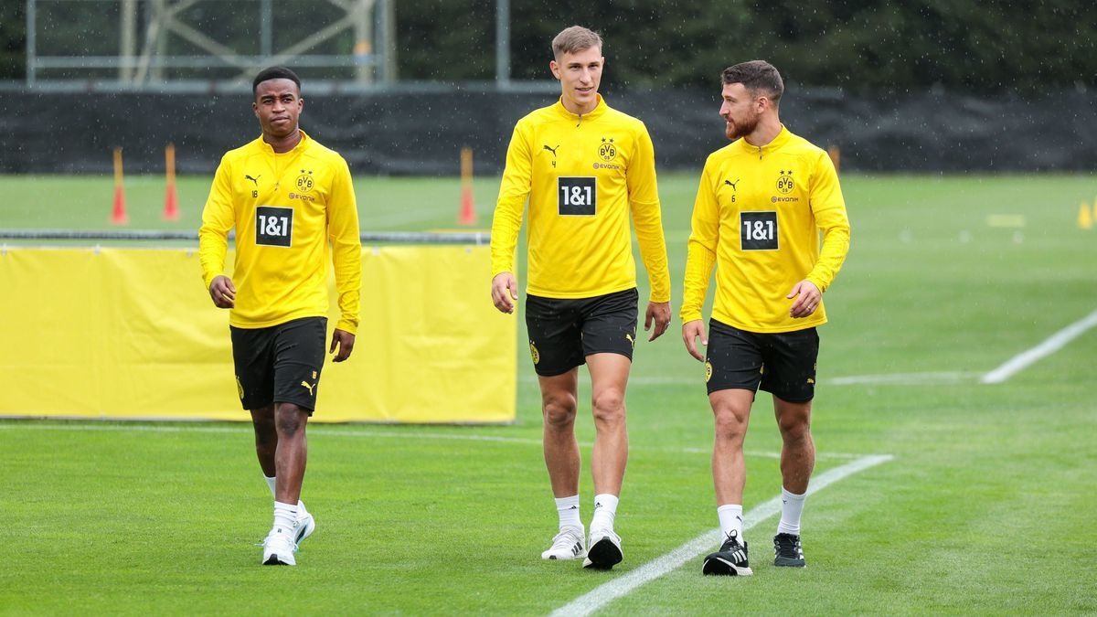 08.08.2024, Fussball, Trainingslager von Borussia Dortmund in Bad Ragaz, Tag 8, v. l. Youssoufa Moukoko (Borussia Dortmund), Nico Schlotterbeck (Borussia Dortmund), Salih Özcan (Borussia Dortmund) ...