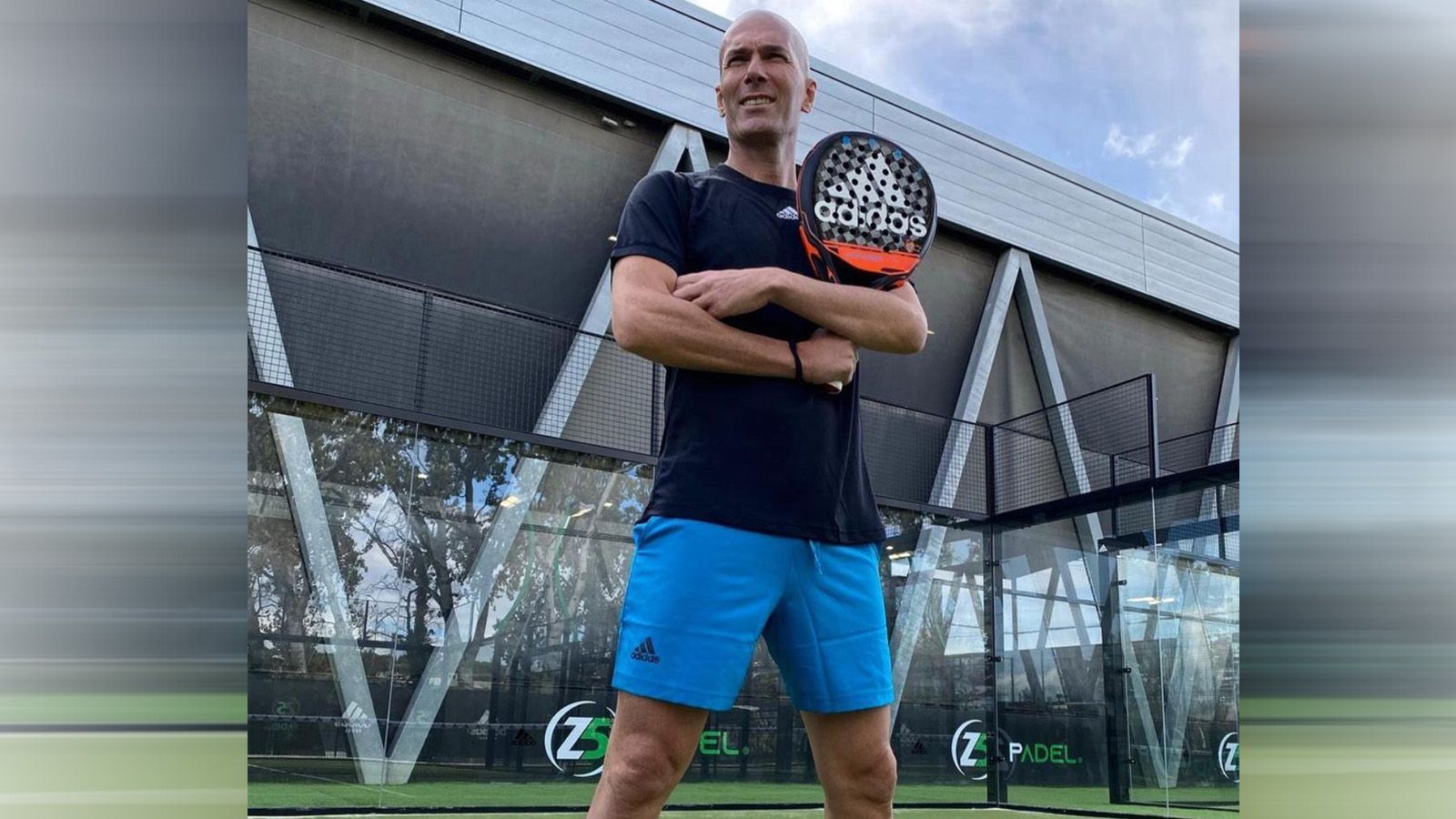 
                <strong>Zinedine Zidane heute</strong><br>
                ...dem ist der Franzose auch als Trainer treu geblieben. Und trotzdem wirkt Zizou mit 50 jünger als vor 20 Jahren.
              
